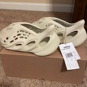 Yeezy Foam Runner size 6 youth. Never been worn.